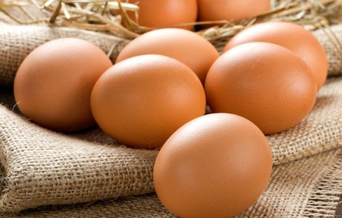 Huevos frescos en arpillera — alimento habitual en una dieta equilibrada