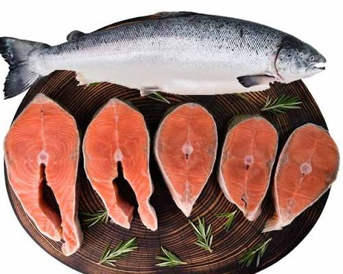 Salmón fresco en tabla de madera — pescado azul fuente de ácidos grasos omega-3